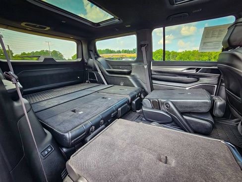 Used 2025 Jeep Wagoneer Series II AWD/4WD image 42