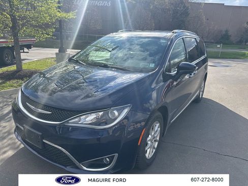 Used 2020 Chrysler Pacifica Touring-L image 10