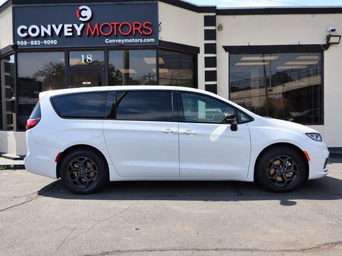 Used 2024 Chrysler Pacifica Limited FWD image 7