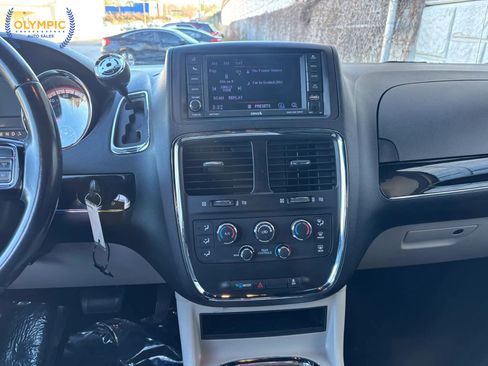 Used 2020 Dodge Grand Caravan SXT image 25