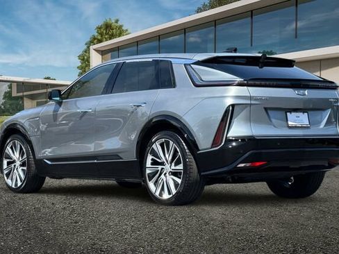 Certified 2025 Cadillac Lyriq Luxury w/ LPO, Floor Liner Package AWD/4WD image 6