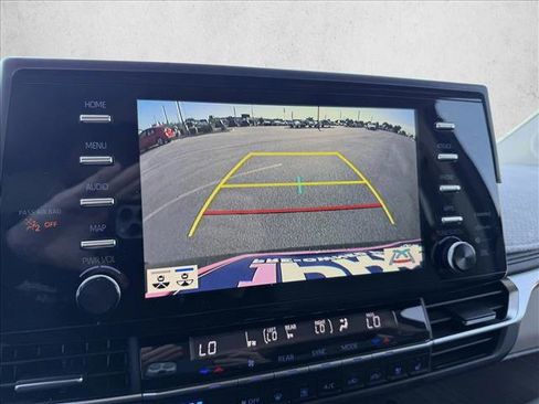 Used 2022 Toyota Sienna Limited image 18