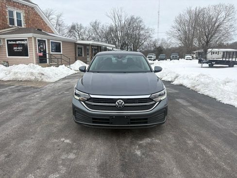 Used 2024 Volkswagen Jetta SE image 5