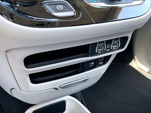 Used 2022 Chrysler Pacifica Touring-L FWD image 31