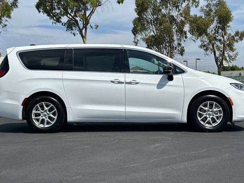 Used 2024 Chrysler Pacifica Touring-L FWD image 3