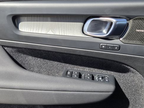 Used 2024 Volvo XC40 B5 Ultimate w/ Protection Package Premier image 34