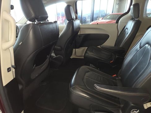 Used 2017 Chrysler Pacifica Touring-L FWD image 20
