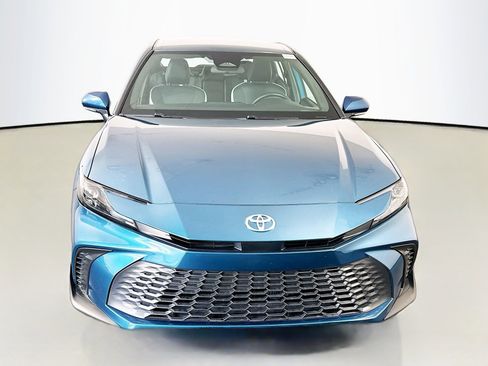 Used 2025 Toyota Camry SE FWD image 2