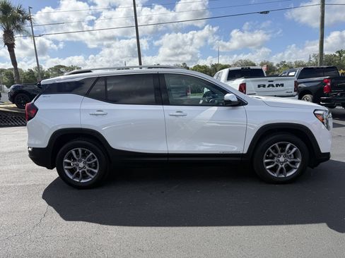 Used 2023 GMC Terrain SLT w/ Infotainment Package II FWD image 3