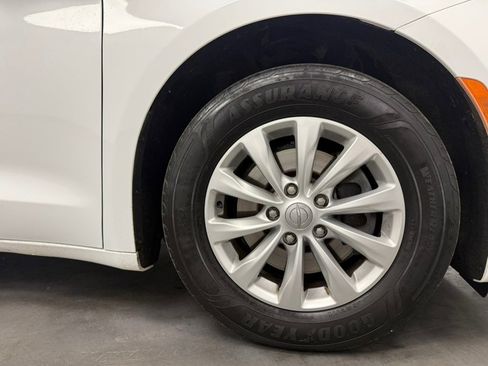 Used 2017 Chrysler Pacifica Touring w/ Tire & Wheel Group FWD image 72