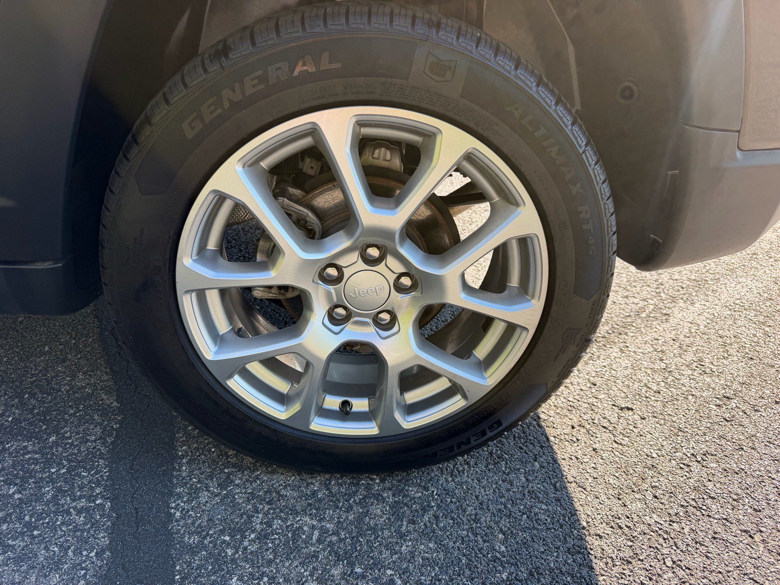 Used 2023 Jeep Compass Latitude w/ Sun and Sound Group AWD/4WD image 18