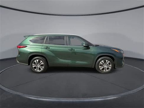 Used 2023 Toyota Highlander XLE image 9