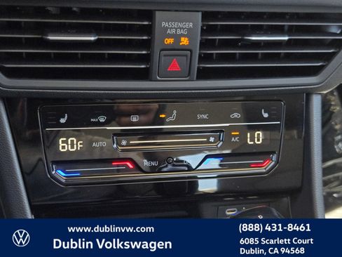 Used 2025 Volkswagen Jetta SE w/ Sunroof Package FWD image 20