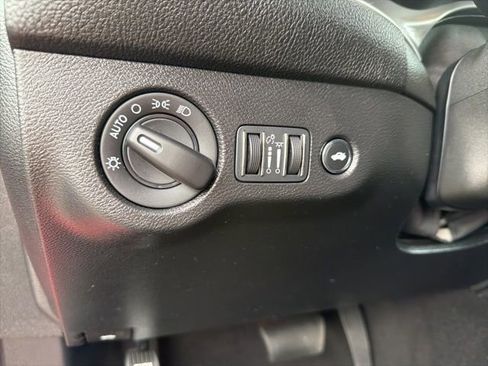 Used 2022 Dodge Challenger SXT image 12