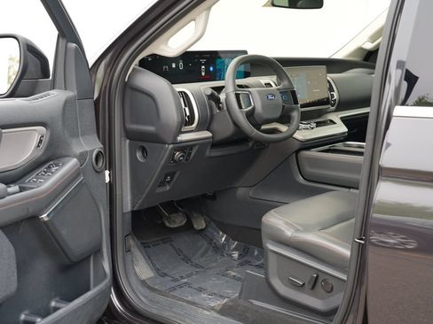 Used 2025 Ford Expedition Active AWD/4WD image 13