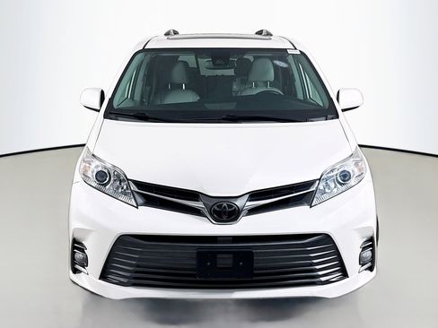 Used 2020 Toyota Sienna XLE FWD image 2