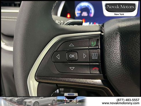 Used 2023 Jeep Grand Cherokee Laredo image 23