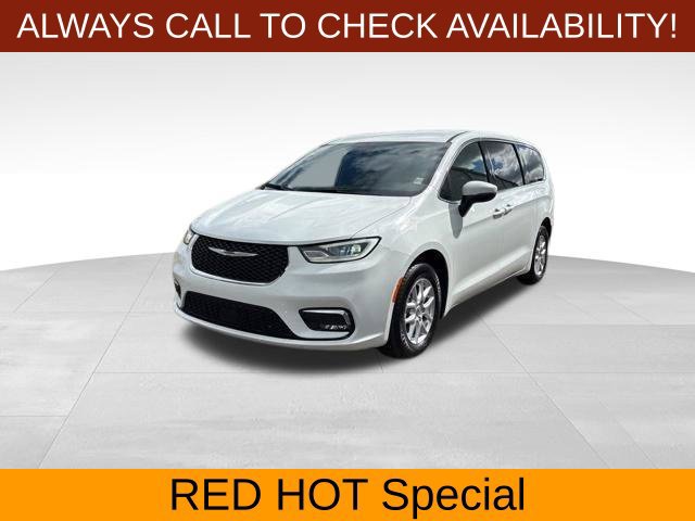 Used 2023 Chrysler Pacifica Touring FWD image 3