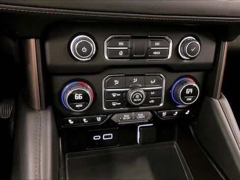 Used 2024 Chevrolet Suburban High Country image 31