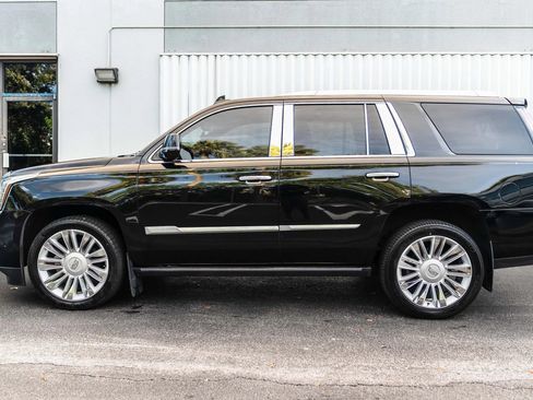 Used 2018 Cadillac Escalade Platinum RWD image 4