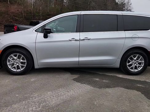 Used 2024 Chrysler Pacifica Touring-L image 16