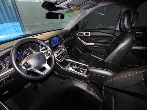 Used 2022 Ford Explorer XLT w/ Equipment Group 202A AWD/4WD image 2