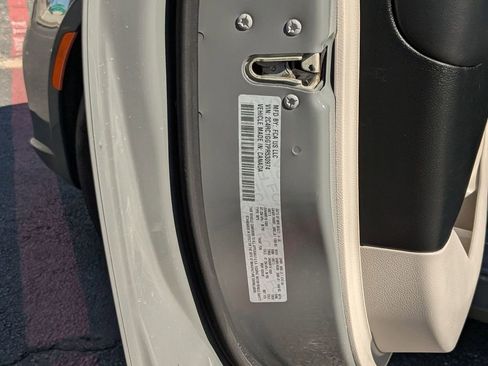 Used 2023 Chrysler Pacifica Limited image 28