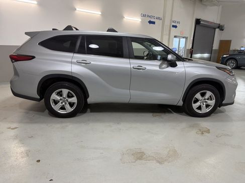 Used 2023 Toyota Highlander LE FWD image 2