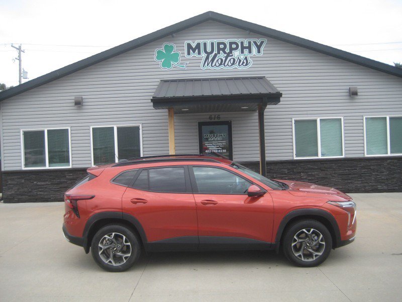 Used 2024 Chevrolet Trax LT w/ Driver Confidence Package FWD image 1
