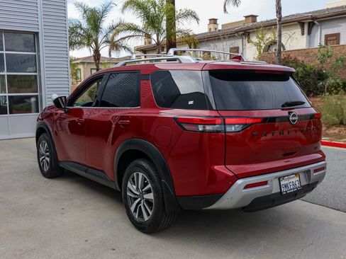 Used 2024 Nissan Pathfinder SL w/ Black Appearance Package image 6