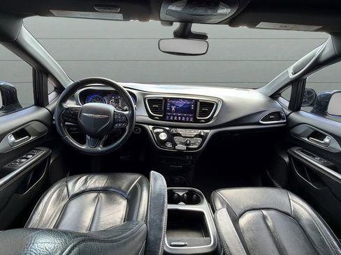 Used 2018 Chrysler Pacifica Touring-L Plus w/ Advanced Safetytec Group FWD image 9