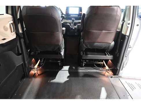 Used 2024 Toyota Sienna Platinum FWD image 20