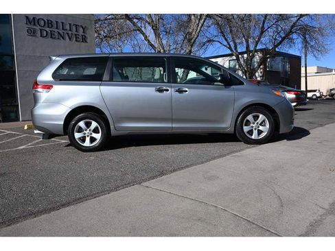 Used 2011 Toyota Sienna image 5