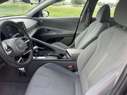 Used 2021 Hyundai Elantra SE FWD image 14