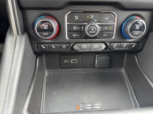Used 2023 Chevrolet Suburban Premier AWD/4WD image 47