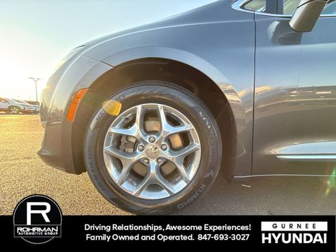 Used 2017 Chrysler Pacifica Limited w/ UConnect Theater Package image 10