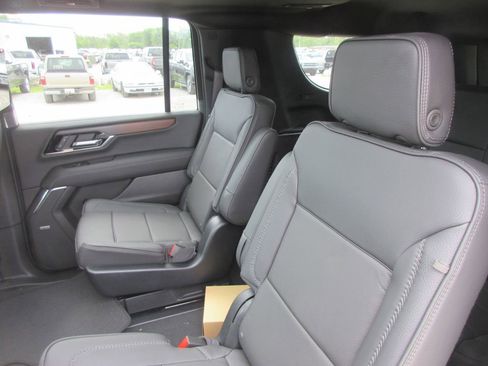 New 2026 GMC Yukon XL Denali w/ Denali Reserve Package AWD/4WD image 13