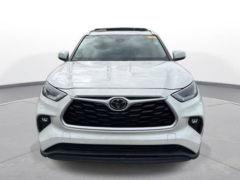 Certified 2021 Toyota Highlander XLE FWD image 3