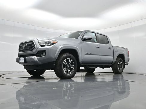 Used 2018 Toyota Tacoma TRD Sport w/ Technology Package image 35
