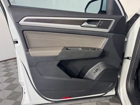 Used 2023 Volkswagen Atlas SE w/ Panoramic Sunroof Package FWD image 9
