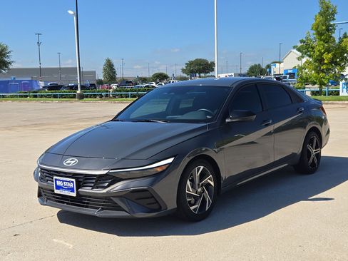 Used 2025 Hyundai Elantra Sport FWD image 9