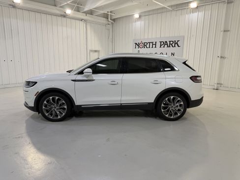 Used 2023 Lincoln Nautilus Reserve FWD image 2