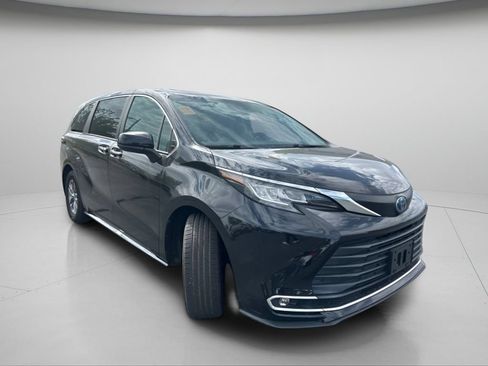 Used 2022 Toyota Sienna XLE AWD/4WD image 2