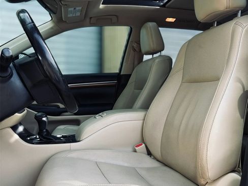Used 2018 Toyota Highlander Limited Platinum FWD image 3