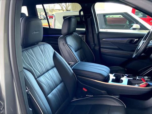 Used 2025 Buick Enclave Avenir w/ Super Cruise Package image 9