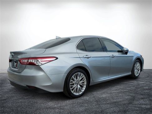 Used 2020 Toyota Camry XLE image 3