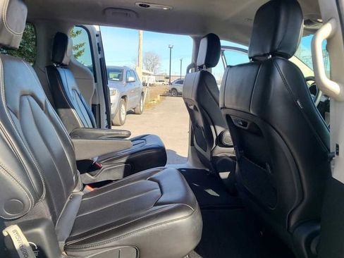 Used 2023 Chrysler Pacifica Touring-L FWD image 22