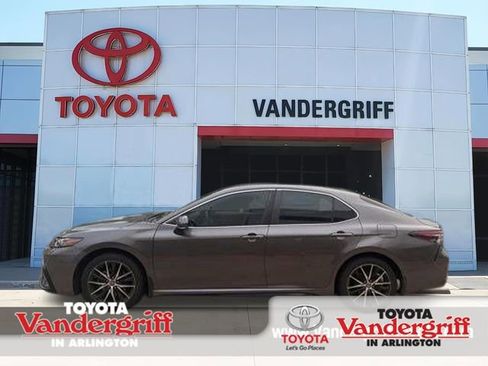 Used 2022 Toyota Camry SE FWD image 1