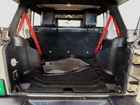 Used 2018 Jeep Wrangler Unlimited Rubicon w/ Connectivity Group image 33