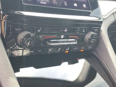 Used 2025 Jeep Grand Cherokee Altitude AWD/4WD image 32